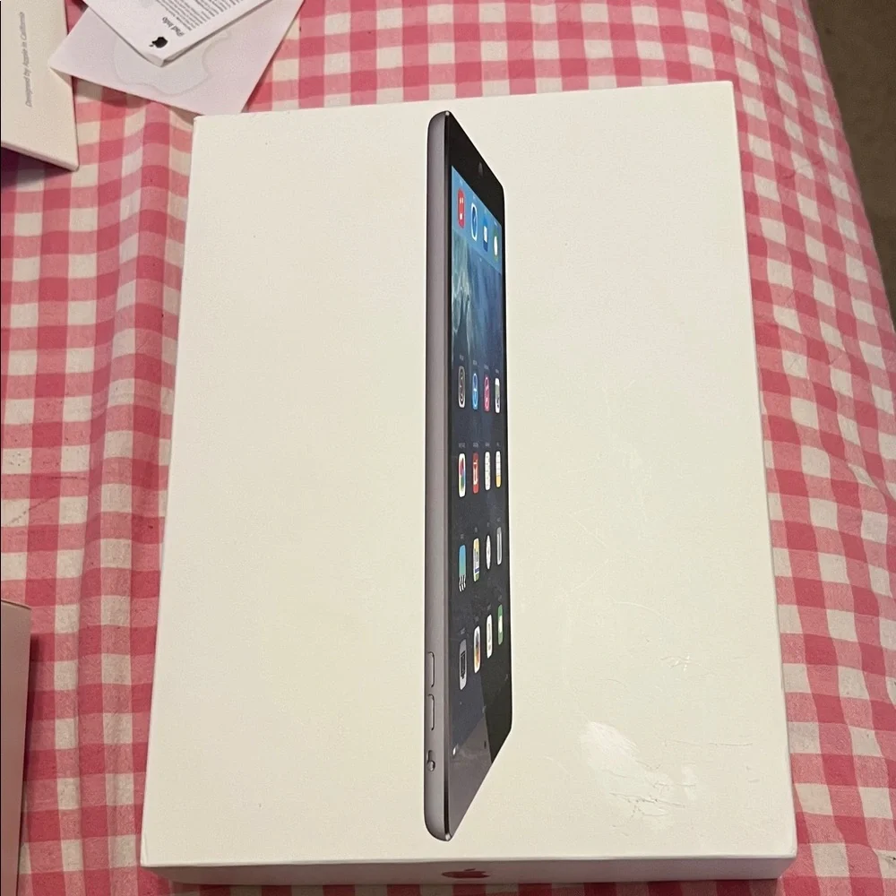 Apple iPad. Model: A1475. 64 GB. WIFI CELL. Space Gray ATT